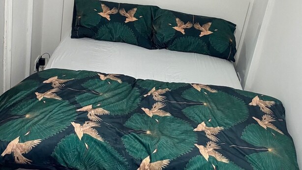 A bedroom with a bed, a desk, and a chair. - House Sleeps 2 With Parking (Croydon)