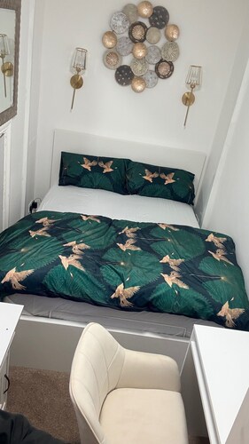 House Sleeps 2 With Parking