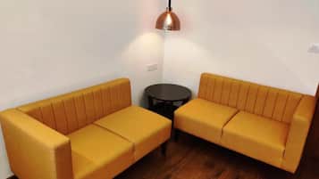 Familieværelse med 2 enkeltsenge - byudsigt | Opholdsområde