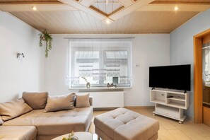 Living area - Holiday Home 'Family House with Huge Garden' with Sauna, Terrace and Wi-Fi (Jessen (Elster))