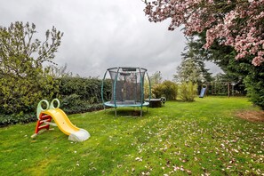 Children’s area - Holiday Home 'Family House with Huge Garden' with Sauna, Terrace and Wi-Fi (Jessen (Elster))