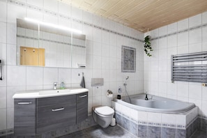 Shower, hair dryer, towels - Holiday Home 'Family House with Huge Garden' with Sauna, Terrace and Wi-Fi (Jessen (Elster))
