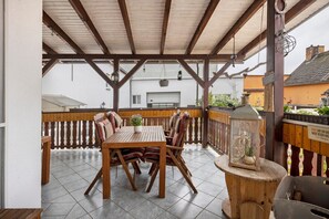 Outdoor dining - Holiday Home 'Family House with Huge Garden' with Sauna, Terrace and Wi-Fi (Jessen (Elster))