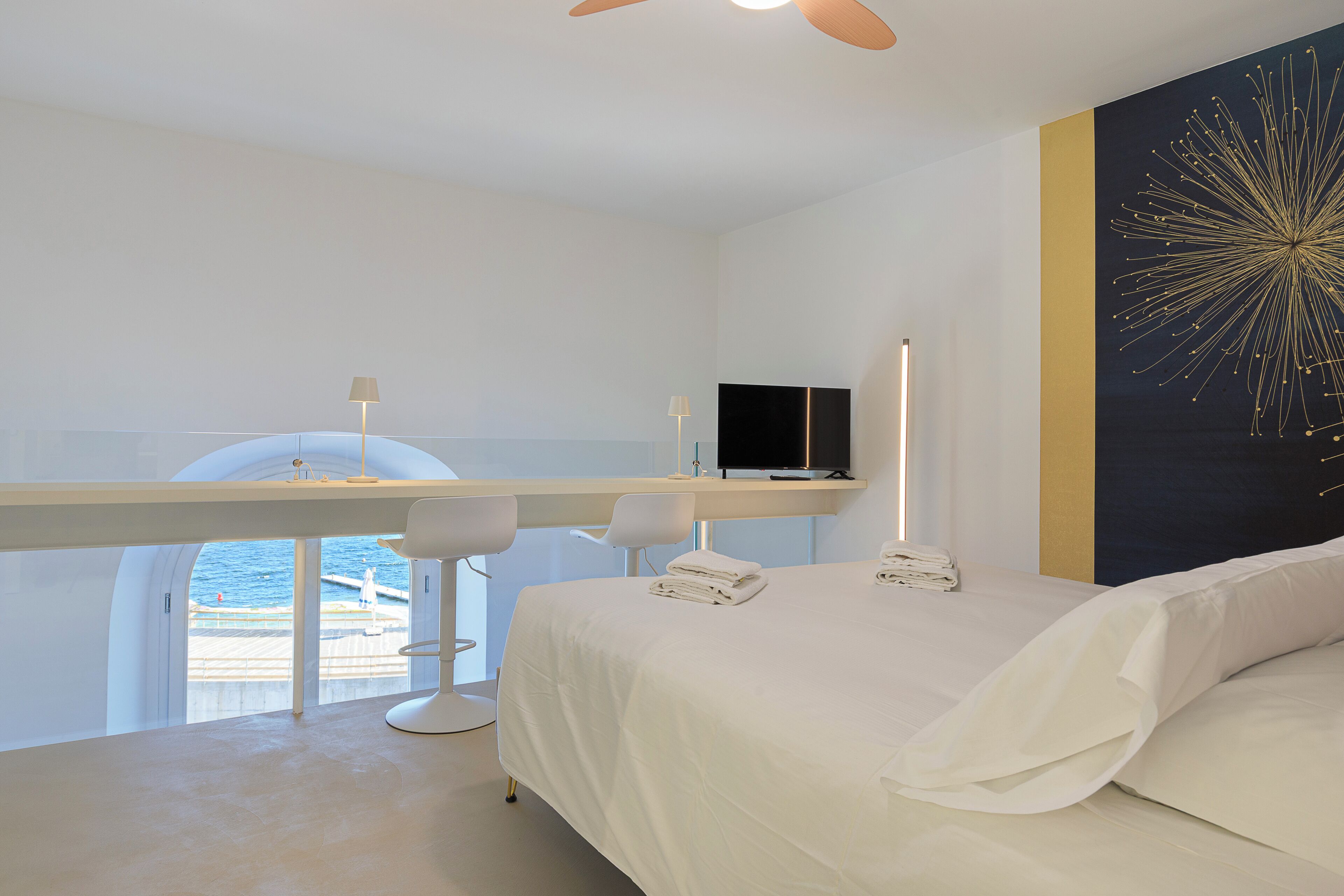 1 bedroom, bed sheets