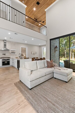 Interior - The Nook/ Private Luxury Retreat in Gated Woodland Community (Tomball)