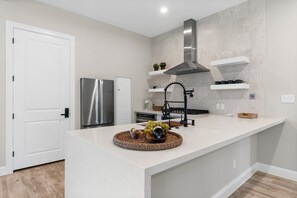 Private kitchen - The Nook/ Private Luxury Retreat in Gated Woodland Community (Tomball)