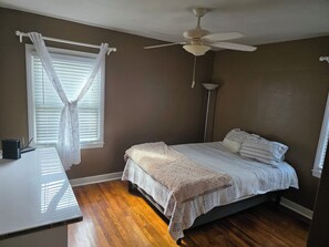 2 bedrooms, iron/ironing board, WiFi, bed sheets - Perfect Location for Downtown Churchill Downs, Bourbon & Beyond
Louisville North (Jeffersonville)
