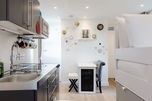 Refrigerador, microondas, lavavajillas y cafetera y tetera 