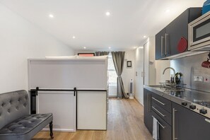 Fridge, microwave, dishwasher, coffee/tea maker - GuestReady - Charming Studio near Chiswick (London)