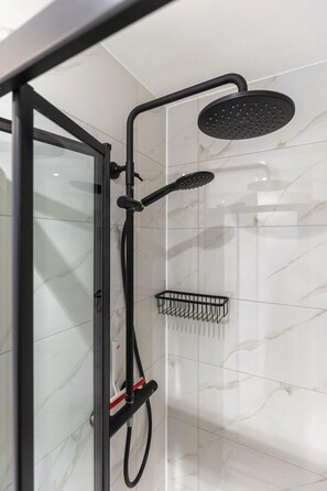 Shower, hair dryer, towels - GuestReady - Charming Studio near Chiswick (London)