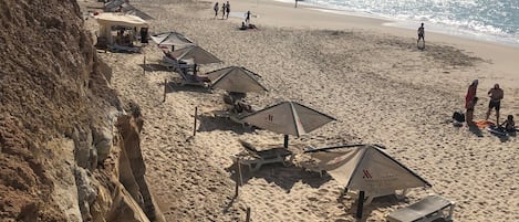 Nära stranden och solstolar