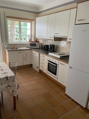 Fridge, microwave, oven, stovetop - All-In apartment 3 bedrooms/2 bathrooms with garden in Luxury Resort - Praia D'El Rey (Amoreira)