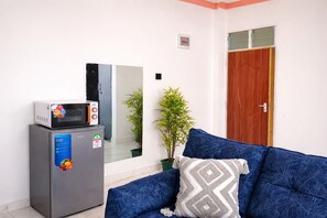 Living area - Modern luxury studio Near Beach & Naivas supermarket | Netflix |Fast WiFi (Mombasa)