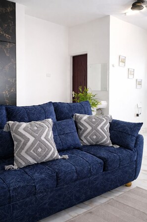 Living area - Modern luxury studio Near Beach & Naivas supermarket | Netflix |Fast WiFi (Mombasa)