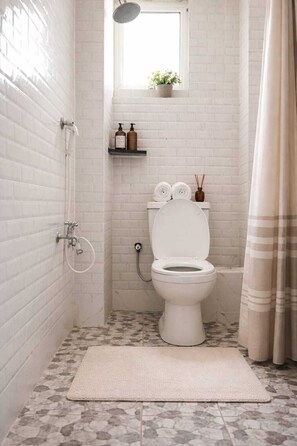 Bathroom - Modern luxury studio Near Beach & Naivas supermarket | Netflix |Fast WiFi (Mombasa)