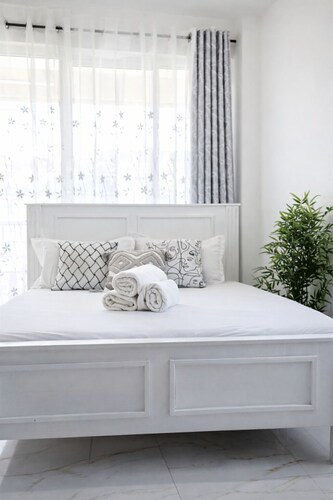 Modern luxury studio Near Beach & Naivas supermarket| Netflix |Fast WiFi