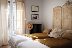 3 bedrooms, desk, iron/ironing board, travel cot - Villa Alba, house with private access to the river, swimming and canoes (L'Isle-sur-la-Sorgue)