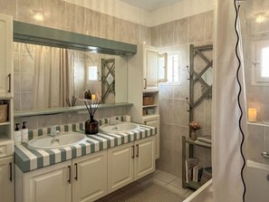 Shower, hair dryer, towels, toilet paper - Villa Alba, house with private access to the river, swimming and canoes (L'Isle-sur-la-Sorgue)