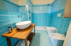 Dusche, Haartrockner, Bidet, Handtücher