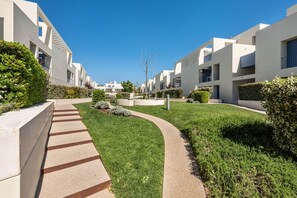 A modern residential complex with a central pathway, well-maintained lawns, and contemporary architecture. - Casas do Forte CB in Cabanas de Tavira (Tavira)