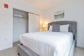 2 bedrooms, desk, iron/ironing board, WiFi - Luxury Apt | Terrace with Grills & Lounge (Cambridge, MA)
