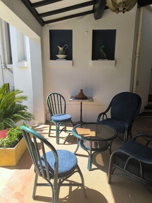 Terrace/patio - Art Deco apartment, swimming pool, private terrace, parking, city center (Béziers)