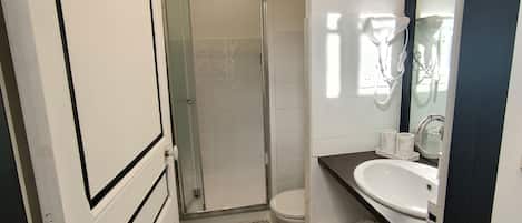 Dusche, Haartrockner, Handtücher, Seife