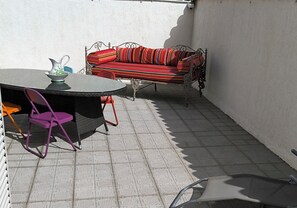 Outdoor dining - Art Deco apartment, swimming pool, private terrace, parking, city center (Béziers)