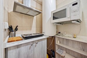 Refrigerador, microondas, parrilla de estufa y cafetera y tetera 