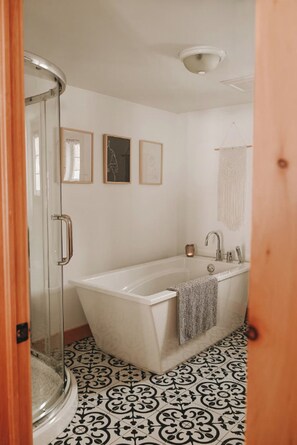 Shower, hair dryer, towels, toilet paper - Chalet Jack (Saint-Zã©Non)