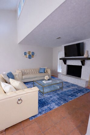 Living area - Spacious 3bedroom, 2bath located in Jonesboro/mins to ATL Airport & Atlanta City (Jonesboro)