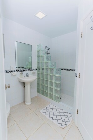 Douche, sèche-cheveux, serviettes fournies, savon