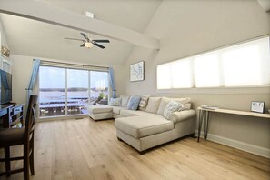 TV - HUGE Views at Bridgepointe Condos! (Osage Beach)