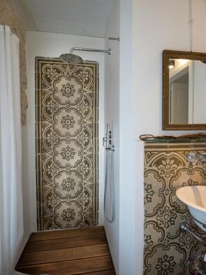 Deluxe Apartment, Garden View | Bathroom - Dimore del Valentino (Sampieri)