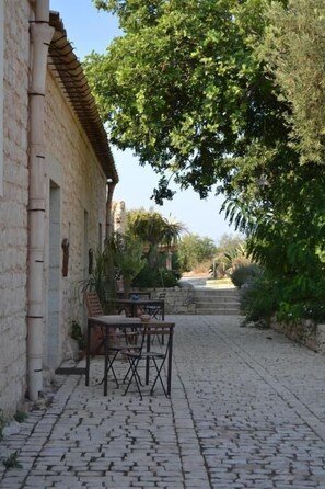 Family Apartment, Garden View | Outdoor dining - Dimore del Valentino (Sampieri)