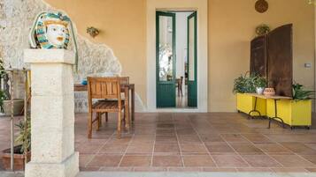 Deluxe Apartment, Garden View | Tempat makan luar