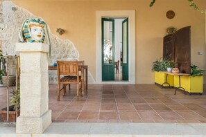 Apartemen Deluks, pemandangan kebun | Tempat makan outdoor