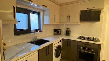 Family Duplex, 3 Bedrooms, Private Pool, Pool View | Private kitchen