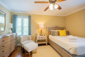 6 bedrooms, iron/ironing board, WiFi, bed sheets - Spacious 6BR w/ Firepit, Porch, Prime Location (High Point)