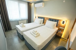 Appartement Deluxe, vue ville | Coffres-forts dans les chambres, bureau
