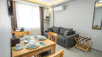 1+1 Deluxe Apartment, City View | Dining