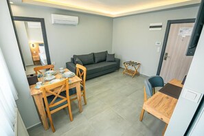 Căn hộ Deluxe, quang cảnh thành phố | Khu phòng khách | TV, máy in 