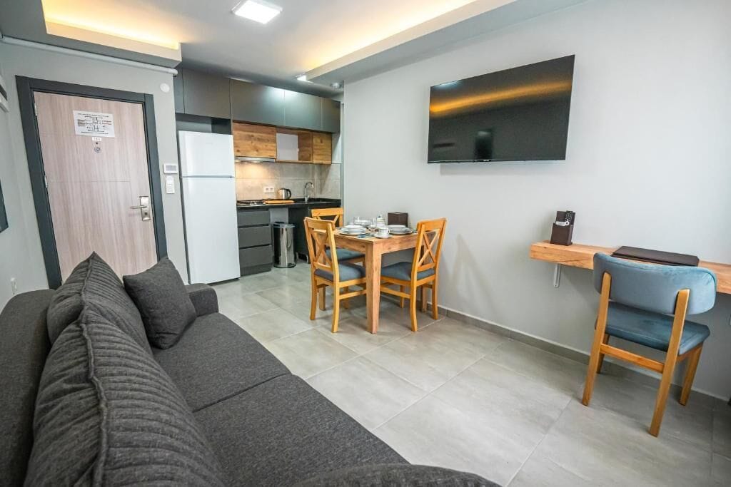 Deluxe-Apartment, Stadtblick | Wohnbereich | Fernseher, Drucker