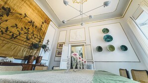 Una habitación con candelabro, adornos en la pared y un comedor.