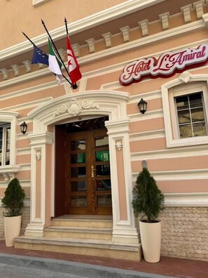 Exterior detail - L amiral (ORAN)