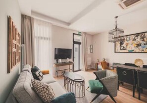 Smart TV - Your Peaceful Luxury Stay in the Heart of Madrid (Madrid)