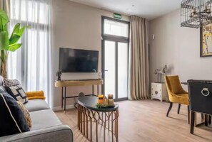 Living area - Your Peaceful Luxury Stay in the Heart of Madrid (Madrid)