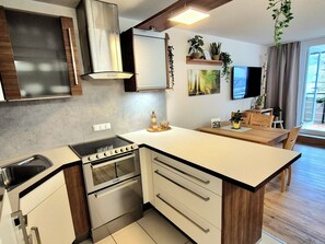 Kühlschrank, Mikrowelle, Ofen, Herdplatte