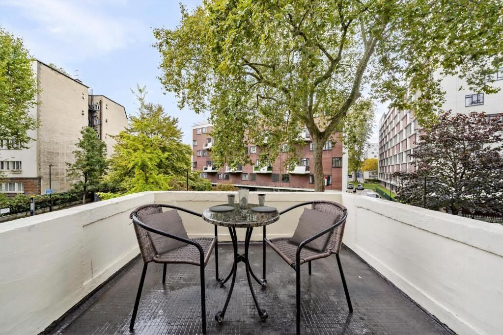 Apartamento superior, balcón, vistas a la ciudad | Restaurante al aire libre