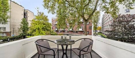Appartement Supérieur, balcon, vue ville | Restauration extérieure
